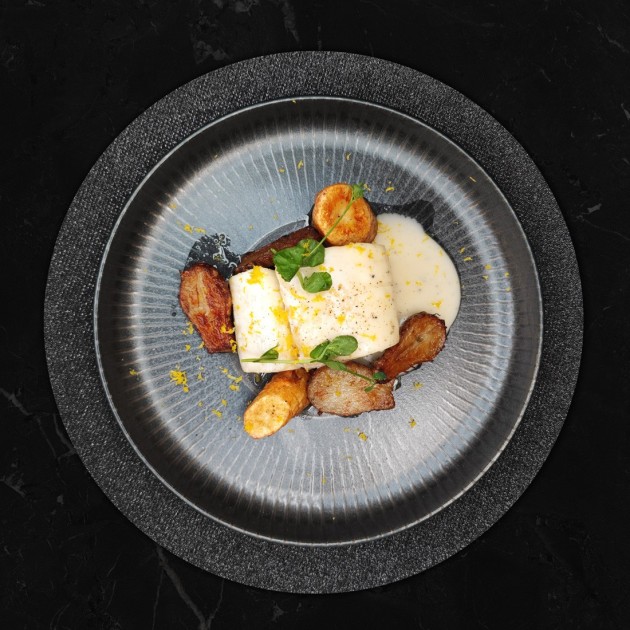 Dos de cabillaud poché, déclinaison autour des légumes racines et sauce topinambour truffée