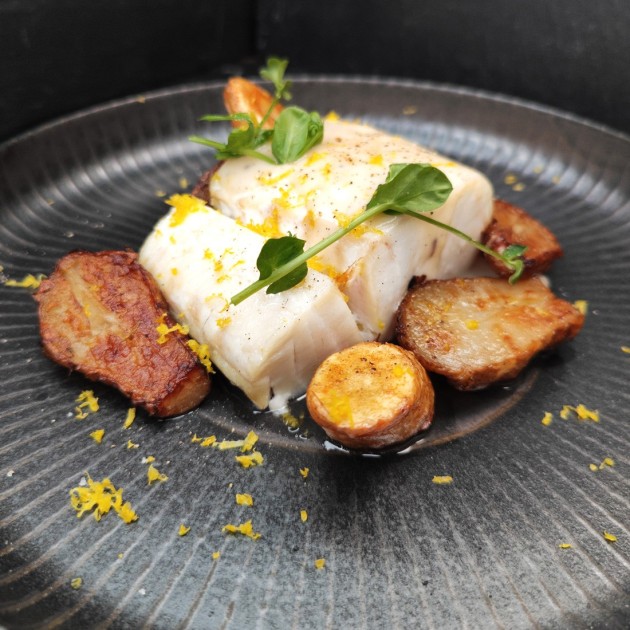 Dos de cabillaud poché, déclinaison autour des légumes racines et sauce topinambour truffée